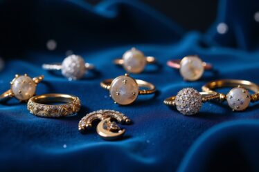 Éclats Célestes : Plongée Fascinante dans l'Univers des Bijoux Astrologiques