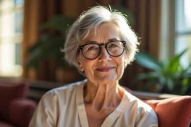 Coiffures élégantes et flatteuses pour femmes de 70 ans portant des lunettes