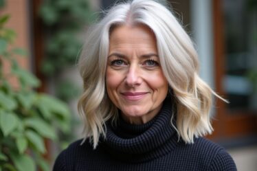 Coupe mi-longue dégradée avec frange après 50 ans : osez un look audacieux et moderne