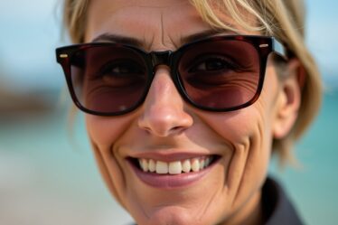 Coupes courtes pour femmes de 50 ans portant des lunettes : allier élégance et confort avec style