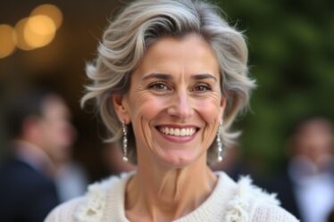 Coiffures courtes élégantes et contemporaines pour femmes de 60 ans